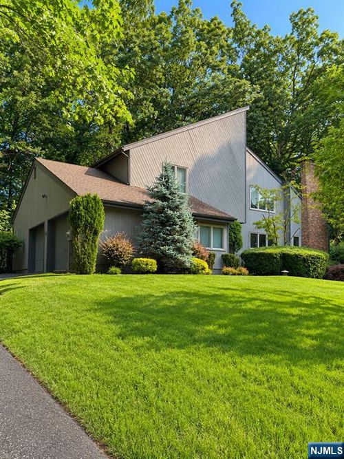 8 S Bayard Ln, Mahwah, NJ, 07430-2239 | Card Image