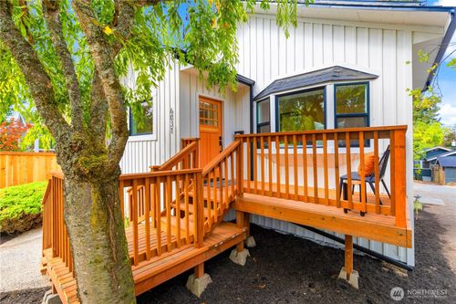6031 Mckinley Pl N, Seattle, WA, 98103-5712 | Card Image