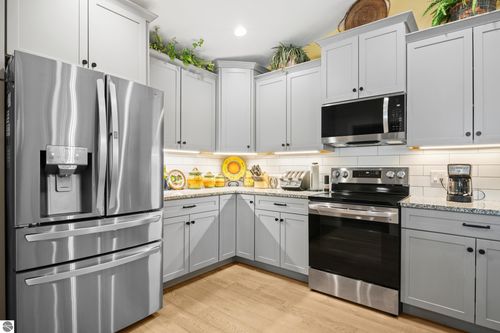 859 Carson St, Traverse City, MI, 49686-4724 | Card Image