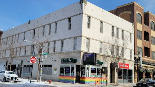 apt-205-930 W Belmont Ave, Chicago, IL, 60657-4493 | Card Image