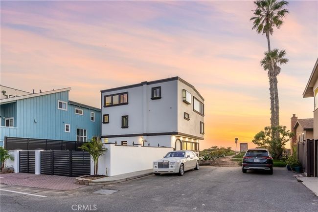 Stunning curb appeal. | Image 50