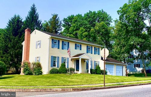 208 Russell Ave, DOUGLASSVILLE, PA, 19518-1122 | Card Image