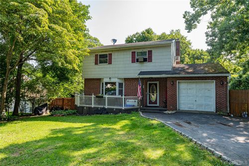 11 Berkshire Dr, Selden, NY, 11784-3541 | Card Image