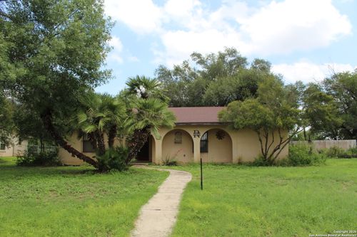 116 E Bluebonnet Dr, Uvalde, TX, 78801-6307 | Card Image