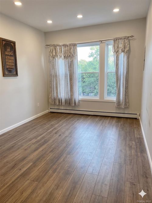 597 Pine St, Brooklyn, NY, 11208-3929 | Card Image