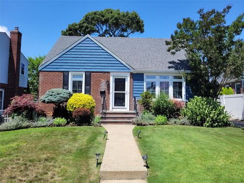 422 Saint Agnes Pl, Franklin Square, NY, 11010-2020 | Card Image