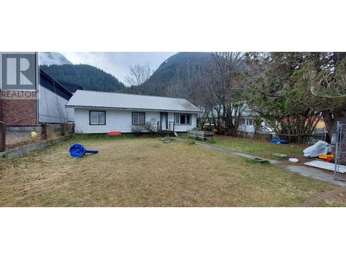 633 Cliff St, Bella Coola, BC, V0T0A7 | Card Image