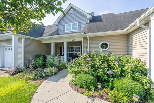 18 Kennsington Ct, Riverhead, NY, 11901-3205 | Card Image