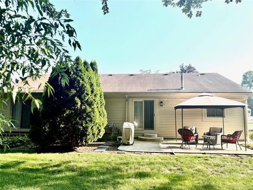 8529 22 Mile Rd, Shelby Twp, MI, 48317-2511 | Card Image