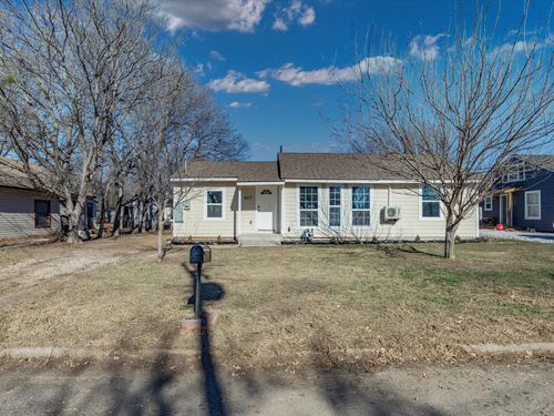 807 Adkins St, Bowie, TX, 76230-4701 | Card Image