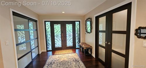 5084 Champlain Cir, West Bloomfield, MI, 48323-3528 | Card Image