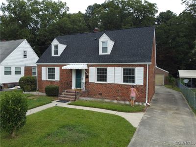 1698 Cape cod home with a front lawn | Image 2