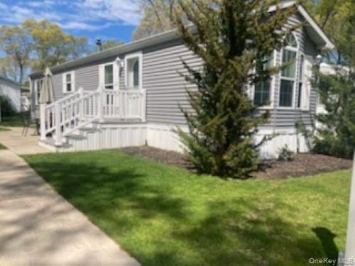 49-1661 Old Country Rd, Riverhead, NY, 11901-4401 | Card Image