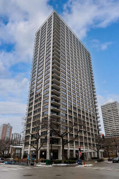 307l-88 W Schiller St, Chicago, IL, 60610-4968 | Card Image