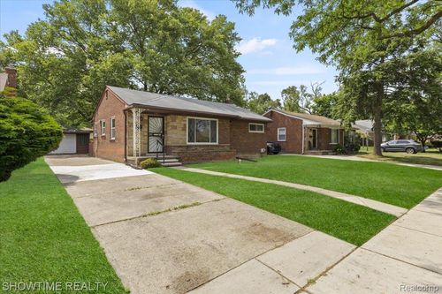 24611 Kenosha St, Oak Park, MI, 48237-1421 | Card Image