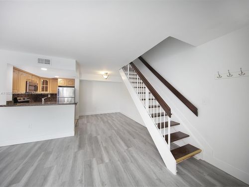 apt-201-670 Nw 85th Pl, Miami, FL, 33126-3860 | Card Image