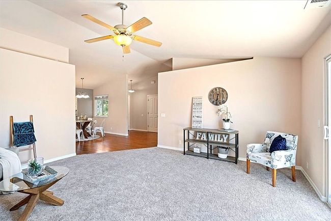 Living room and entry | Image 12