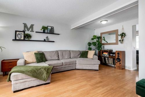 955 Erin Woods Dr Se, Calgary, AB, T2B2W4 | Card Image