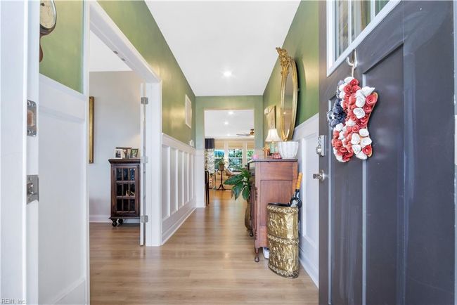 Casual elegance greets your guests. | Image 5