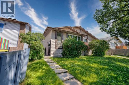 3712 44 Ave Ne, Calgary, AB, T1Y5V8 | Card Image