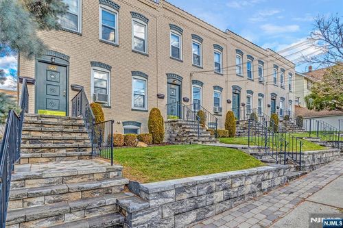 561 Broad St, Carlstadt, NJ, 07072-1150 | Card Image