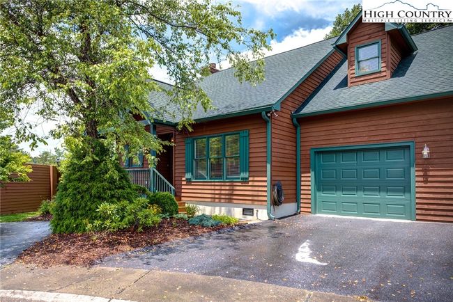 Town home with garage. | Image 4