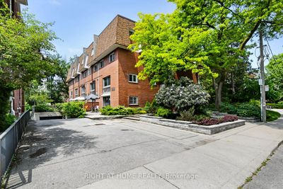 6 - 28 Admiral Rd, Condo with 4 bedrooms, 3 bathrooms and 1 parking in Toronto ON | Image 2