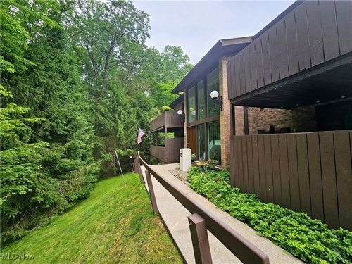 d33-6830 Carriage Hill Drive, Brecksville, OH, 44141 | Card Image
