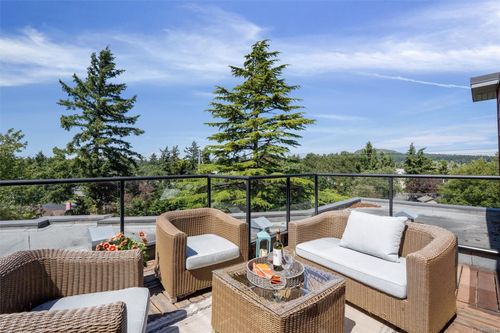 304-4040 Borden St, Saanich, BC, V8X2E9 | Card Image