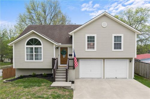 712 Locust St, Pleasant Hill, MO, 64080-1726 | Card Image