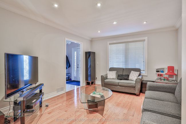 1075 Glengrove Ave, House other with 4 bedrooms, 3 bathrooms and 4 parking in North York ON | Image 8