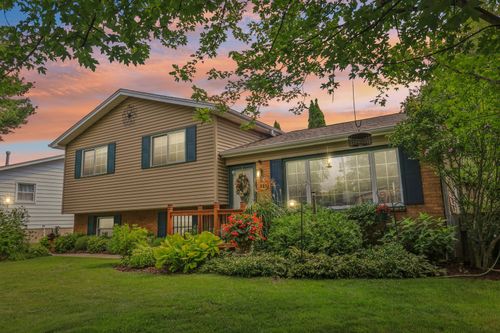 325 Hillandale Dr, Round Lake, IL, 60073-3300 | Card Image