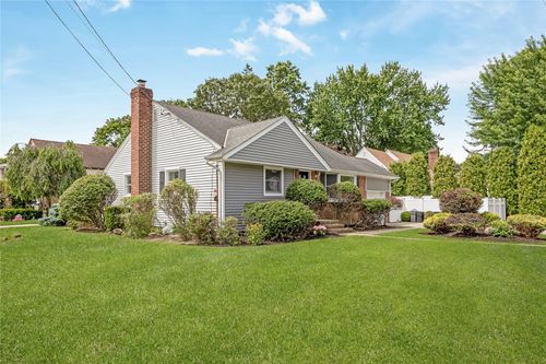 3388 Maplewood Dr, Wantagh, NY, 11793 | Card Image