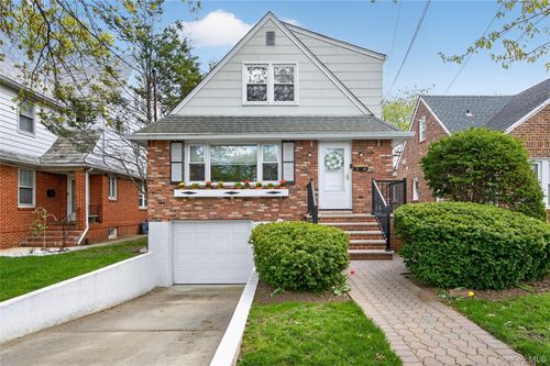 21 Whitney Ave, Floral Park, NY, 11001-1518 | Card Image