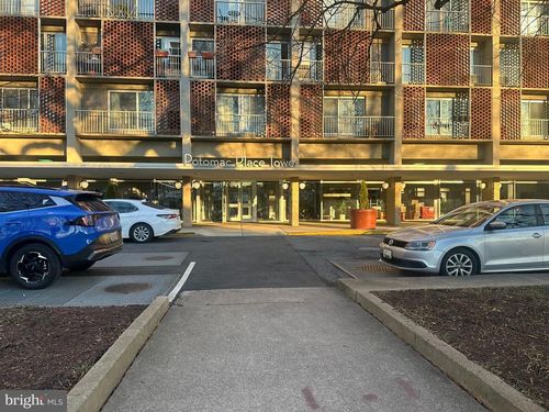 s325-800 4th St Sw, WASHINGTON, DC, 20024-3052 | Card Image
