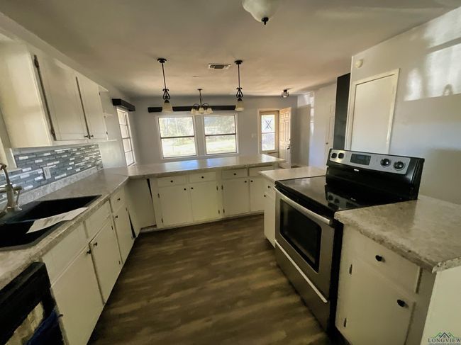 1004 W Sabine St, House other with 2 bedrooms, 2 bathrooms and null parking in Carthage TX | Image 6