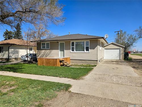 207 7th Ave W, Rosetown, SK, S0L | Card Image