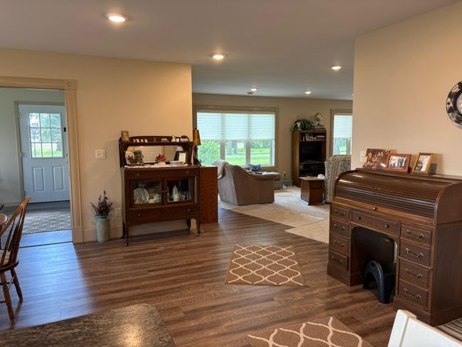 Large open living space | Image 19