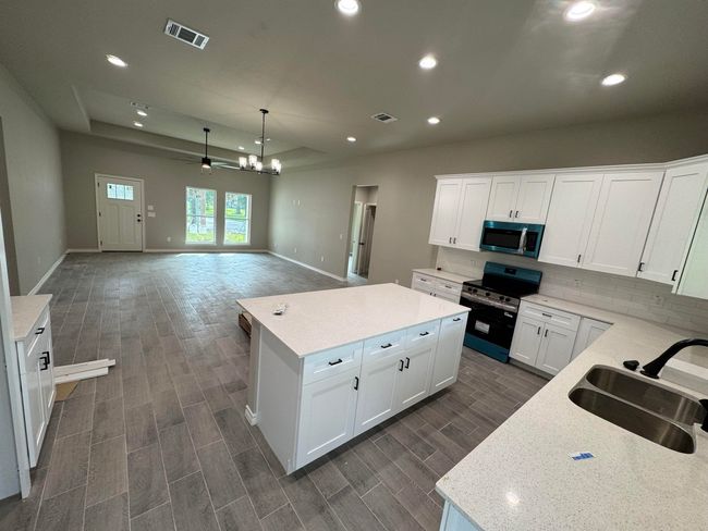 1190 Pine St, House other with 3 bedrooms, 2 bathrooms and null parking in Vidor TX | Image 4