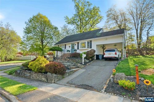 46 Pershing Pl, Woodland Park, NJ, 07424-2915 | Card Image