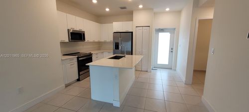 f-405-8001 Nw 41st St, Doral, FL, 33166-6272 | Card Image