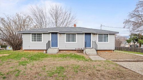 519 S 1st St, Sunnyside, WA, 98944-2138 | Card Image