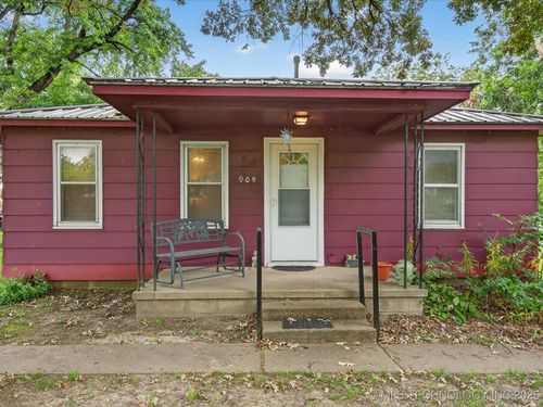 909 S Pine St, Nowata, OK, 74048-4319 | Card Image