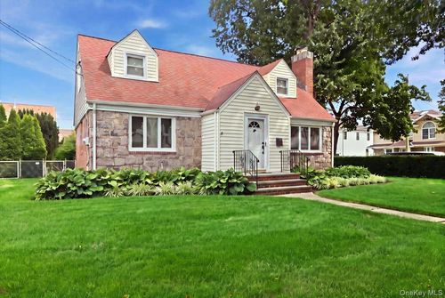 43 Scott St, New Hyde Park, NY, 11040-1318 | Card Image