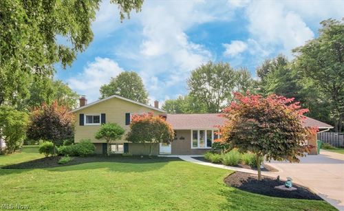 8230 Yorkshire Dr, Mentor, OH, 44060-3858 | Card Image