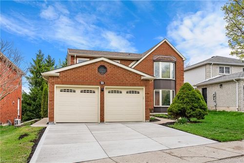 40 Old Maple Lane, Kitchener, ON, N2N2L2 | Card Image