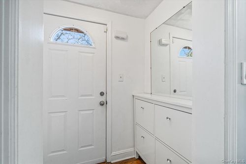 727 Henry St, Uniondale, NY, 11553-2208 | Card Image