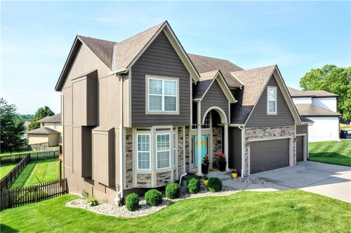 2221 Sw Hawk View Rd, Lee's Summit, MO, 64082-4014 | Card Image