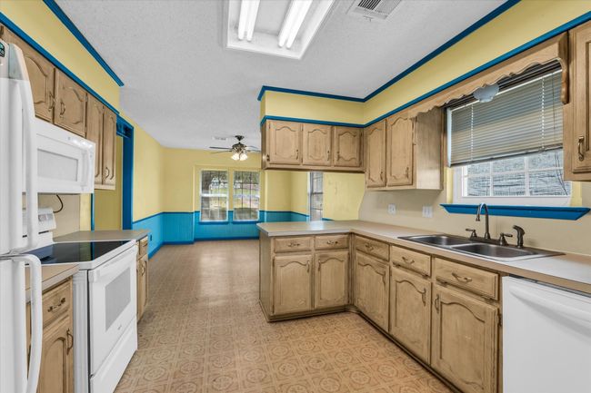 261 Rabbit Hl, House other with 3 bedrooms, 2 bathrooms and null parking in Lorena TX | Image 8