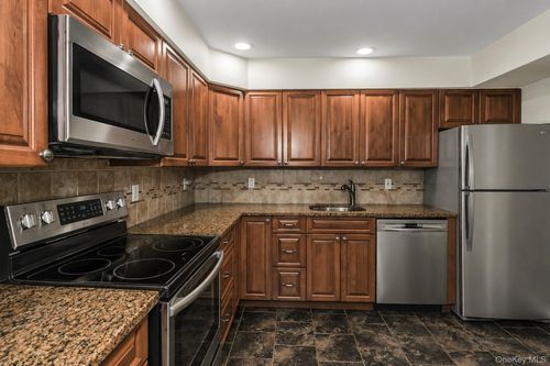 93 Palo Alto Dr, Plainview, NY, 11803-5824 | Card Image